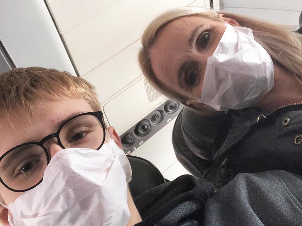 Almar Orri og Jenný í flugvélinni á leiðinni heim frá Ítalíu. AÐSENDAR MYNDIR