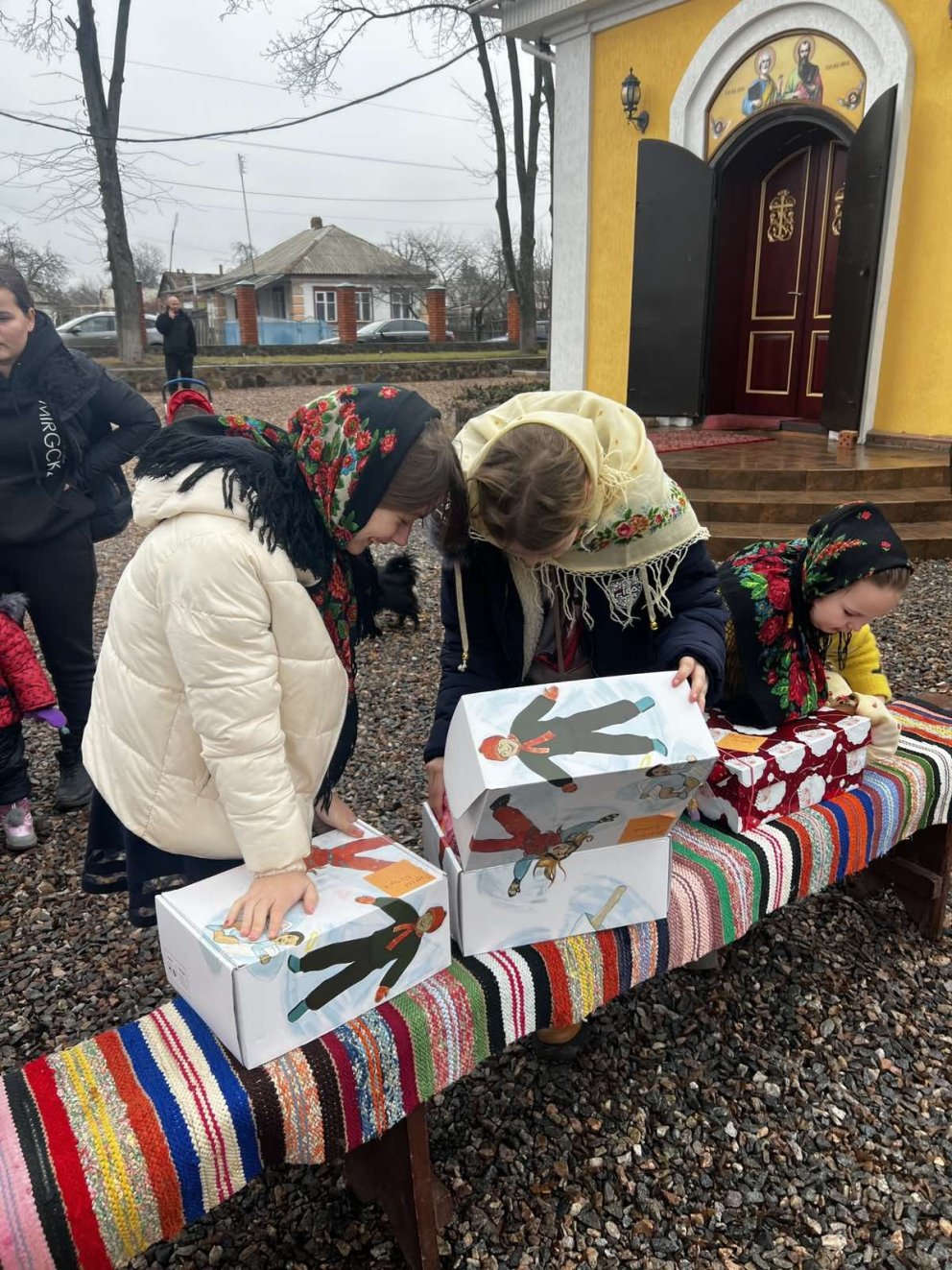 Það voru glöð börnin í Úkraínu sem að fengu gjafir frá Íslandi,myndin er af heimasíðu Jól í skókassa og var tekin í fyrra.