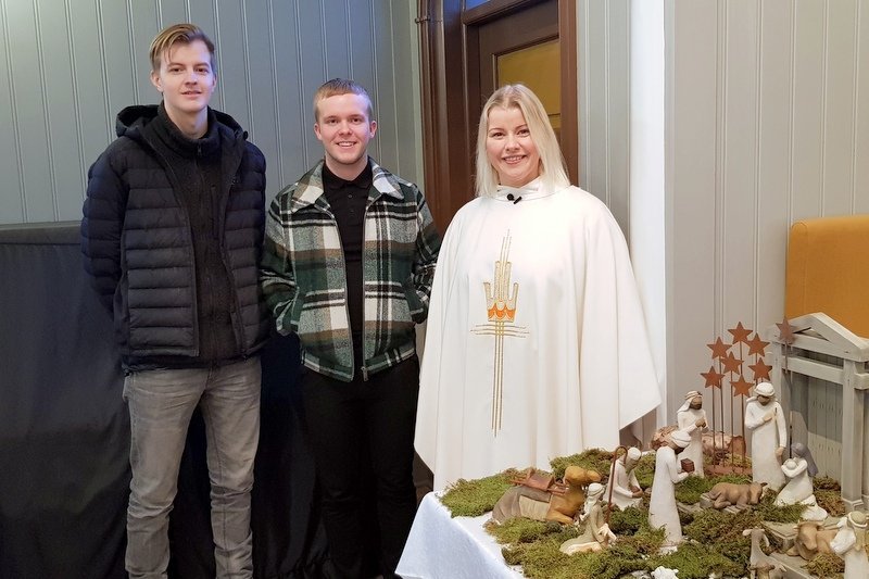 Eysteinn Ívar Guðbrandsson, Jóhann Daði Gíslason og Sigríður Gunnarsdóttir við afhendingu afraksturs tónleikanna Jólin heima. Mynd: PF.