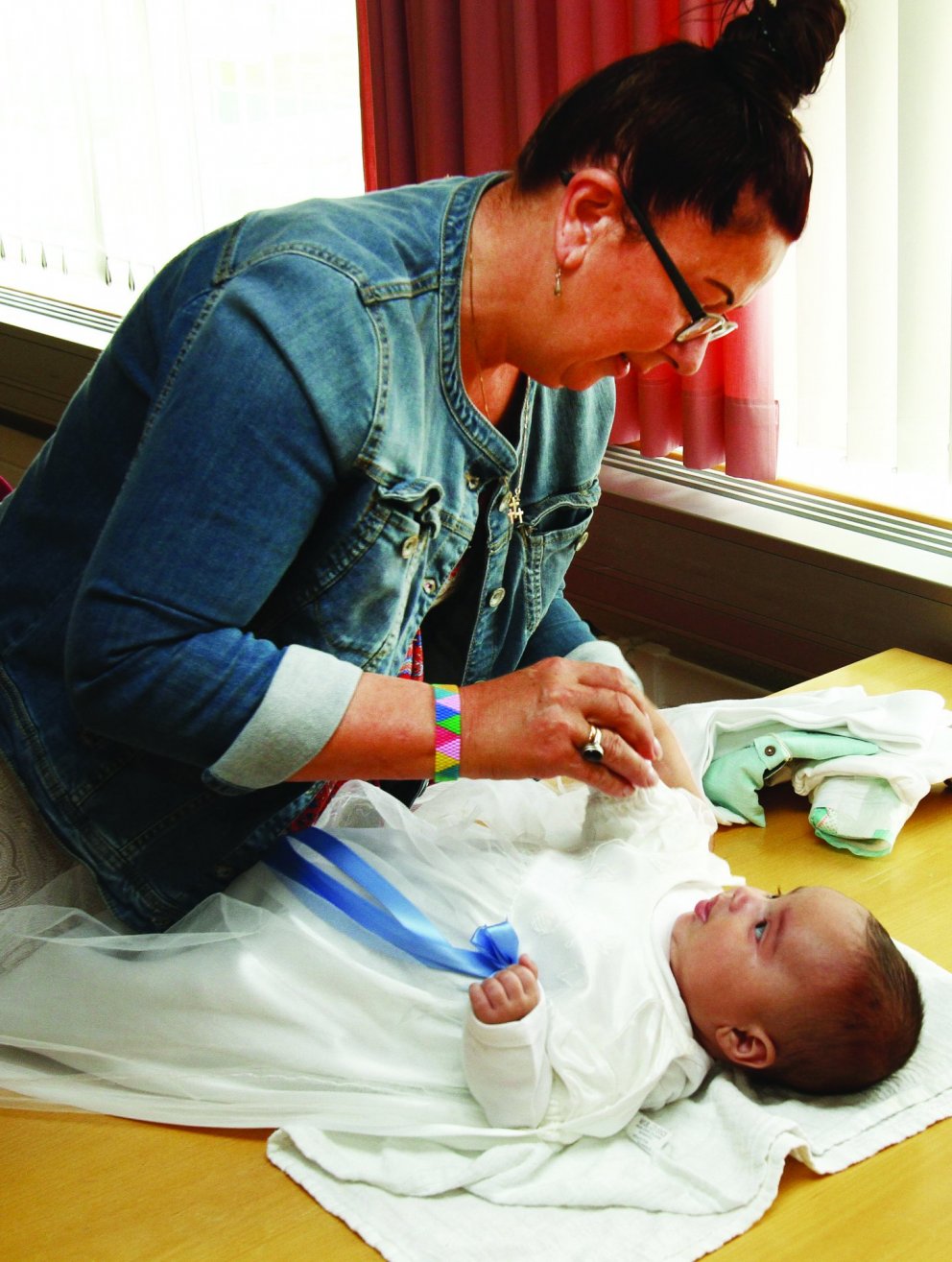 Ásta með barnabarnið, Jóhann Rafn, í skírnarkjólnum.