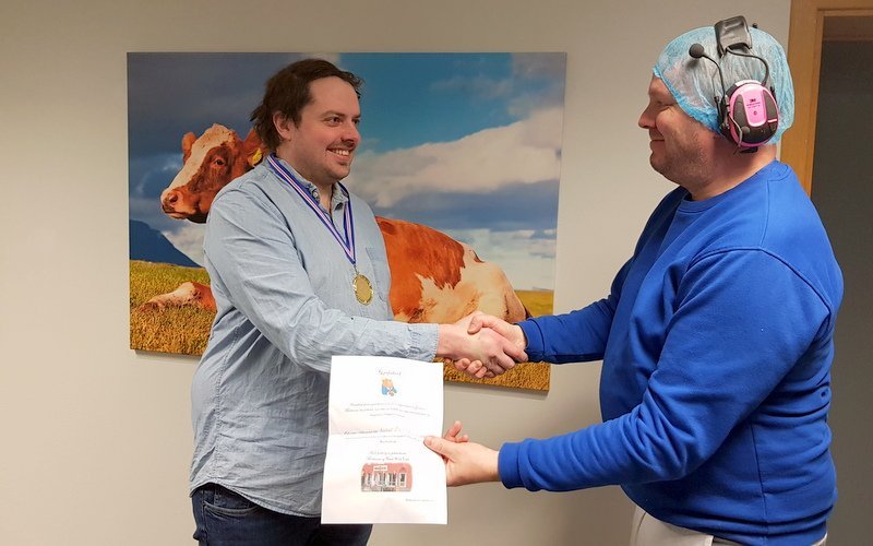 Kraftframherji Agent MoMo, Jóhannes Björn Þorleifsson, tekur við verðlaunum úr hendi Vignis Kjartanssonar, formanns kærunefndar Jólamóts og þingforseta Molduxa. Mynd: PF.