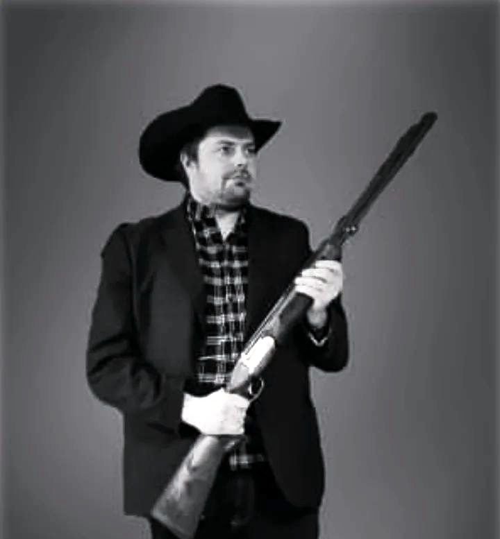 „Við erum kúrekar, og syngjum þetta lag, til Jóka meistara, með haglabyssuna.“