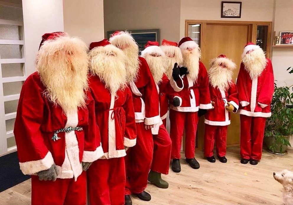 Jólasveinarnir uppstilltir en úfnir í húsakynnum sveitarfélagsins. Olli Alexöndru (neðst til hægri) með allt undir kontról. MYND: SKAGASTROND.IS