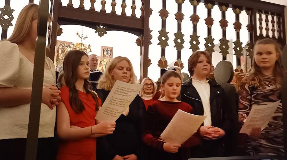 Ungir og efnilegir söngvarar úr Varmahlíðarskóla skyggja hér á kórfélaga. Það hefur augljóslega alveg gleymst að gera ráð fyrir ljósmyndurum þegar kirkjan var byggð fyrir um 270 árum... MYND FRÁ SIGGU GARÐARS