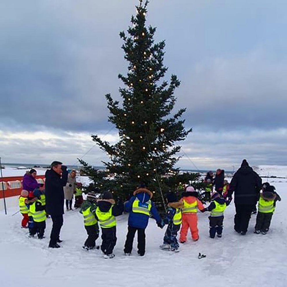 Dansað í kringum jólatréð á Blönduósi. MYND: BLÖNDUÓS.IS