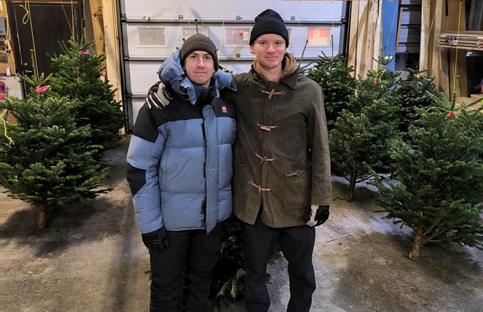 Pétur Rúnar og Júlíus Orri fara létt með að troða ... jólatrénu í netið. MYND: INDRIÐI