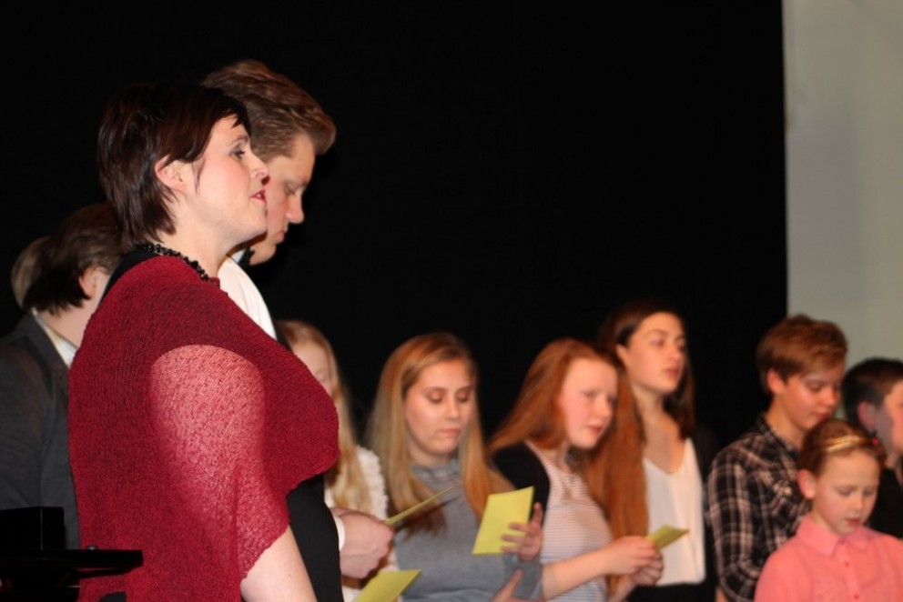 Margrét Eir söng lokalagið, Heims um ból, með nemendum sem fram komu á Jólavökunni. Myndir: KSE