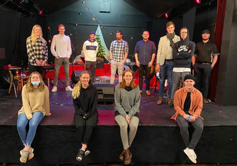 Listamennirnir eldhressir á æfingu klukkan 11 í morgun.