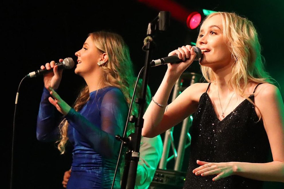 Malen og Valdís á Jólin heima 2022. Þær fóru báðar á topp Vinsældalista Rásar 2 í ár. MYND: ÓAB