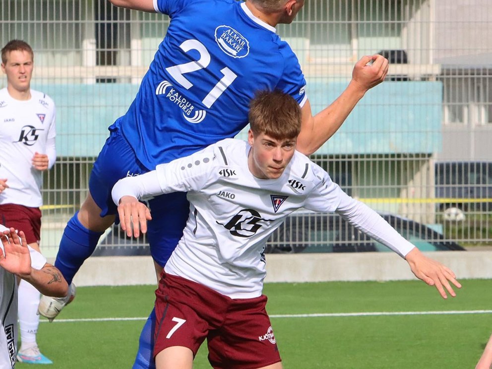 Stólarnir voru ekkert franskbrauð í gær. Hér tekur Jón Gísli einn Hvergerðing á bakið. MYND: ÓAB