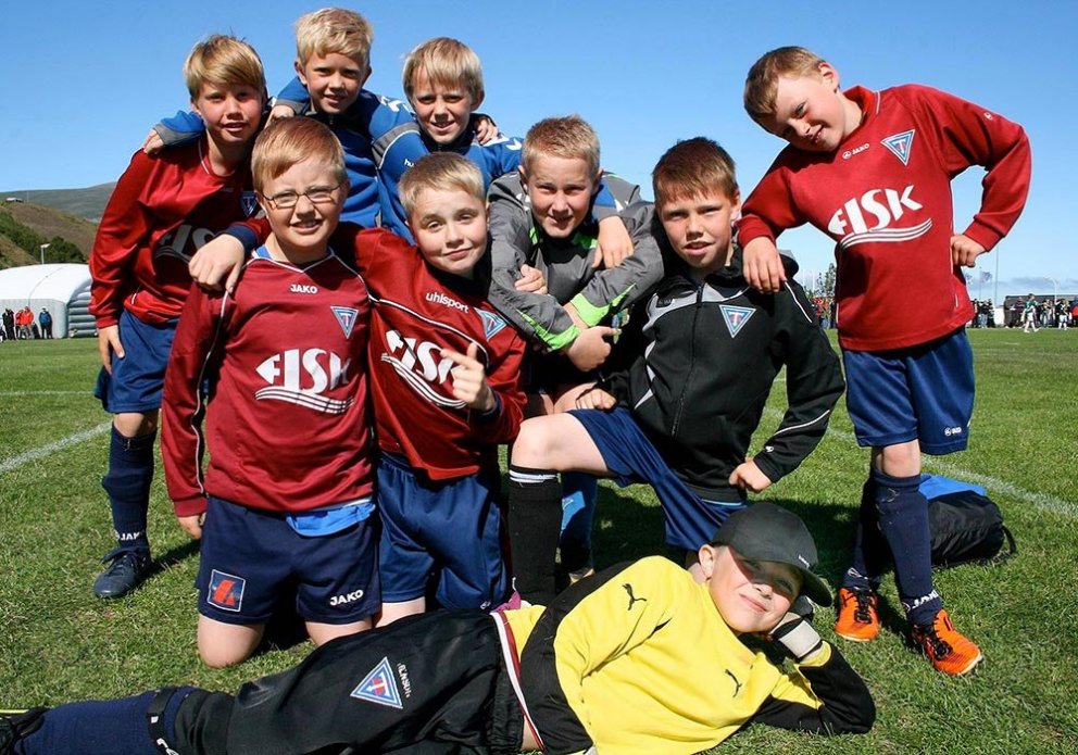 Nokkurra ára gömul mynd frá Króksmóti. Tveir gaurar á myndinni spiluðu á Pride Park í gærkvöldi, Jón Gísli sem er í svörtum jakka og Borgnesingurinn Brynjar Snær Pálsson sem er þriðji frá vinstri í alötustu röð. MYND: GJ