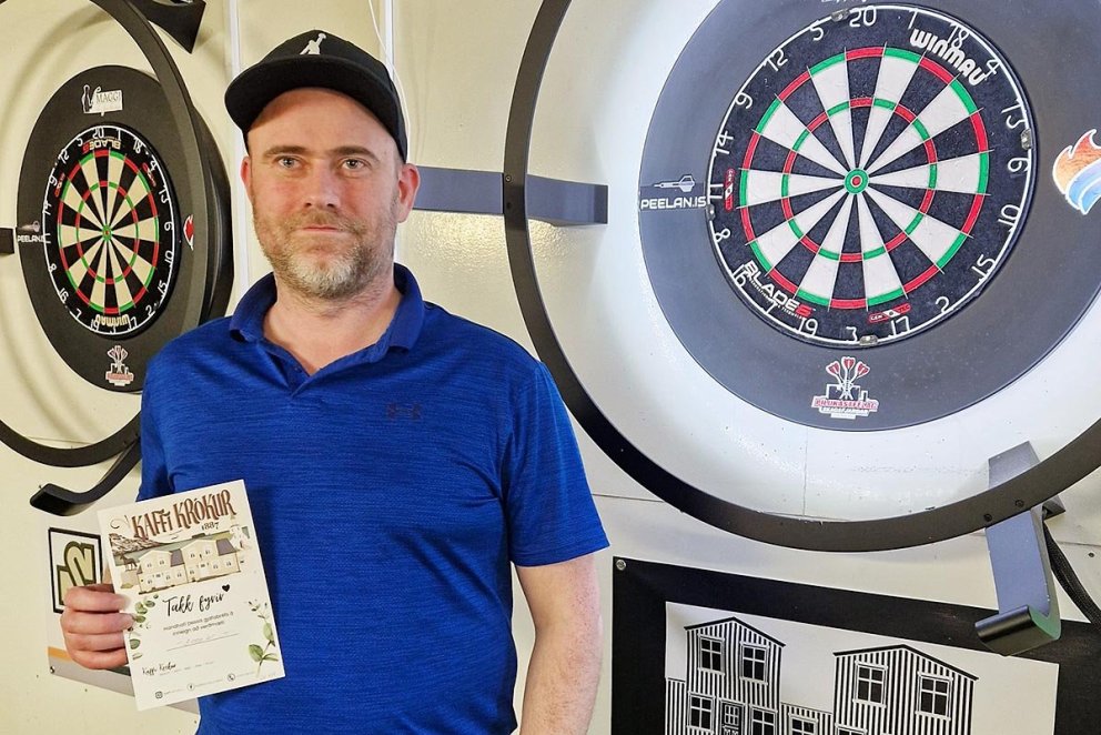 Jón Oddur kampakátur með sigurlaunin. MYND: PKS