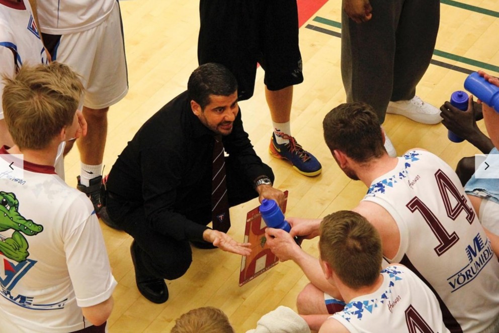 Jou Cousta fer yfir málin með Tindastólsmönnum.  MYND: ÓAB