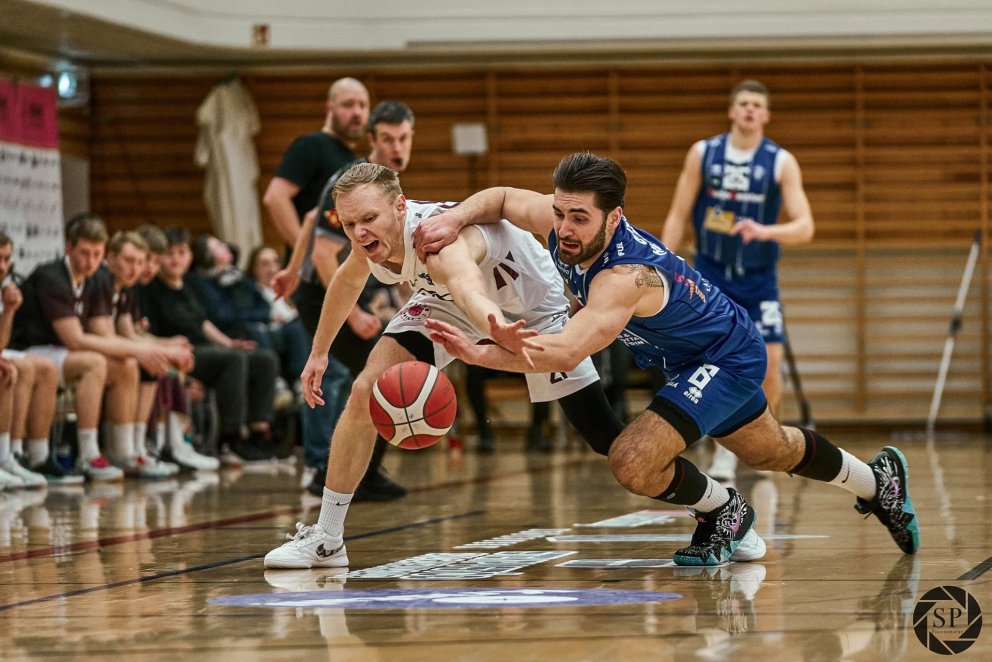 Júlíus Orri í baráttunni um boltann en hann átti flottan leik í gær. MYND: ©SIGURÐUR INGI