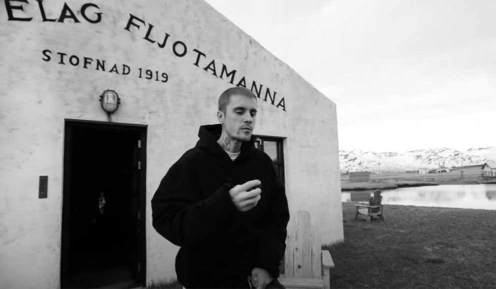 Skjáskot úr myndbandi Justin Nieber. Verða Fljótin svo heimsfræg að það gæti þurft að hefla veginn yfir Lágheiði og út í Haganesvík? Hver veit. SKJÁSKOT