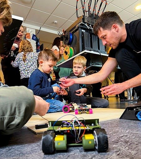 Það var margt brallað í vísindahúsinu. Mynd: Kristinn Ingvarsson