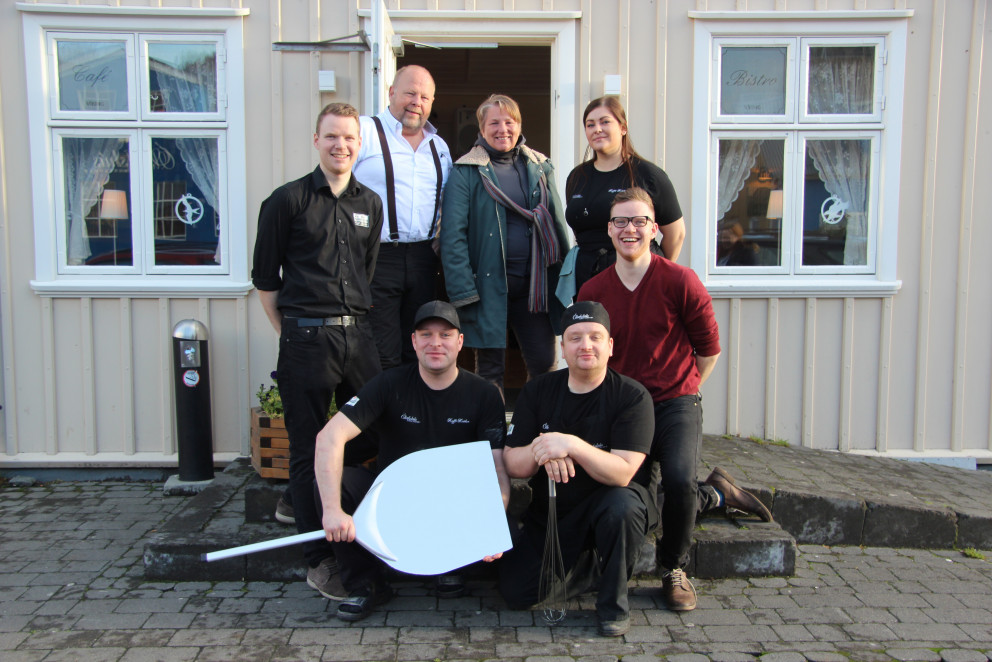 Það var létt yfir stafsfólki og eigendum á Kaffi Krók þegar staðurinn opnaði eftir breytingar á mánudaginn var. Standandi frá vinstri: Gísli Rúnar Óskarsson, Tómas Árdal, Selma Hjörvarsdóttir og Ausra Ceglyte. Sitjandi f.v.: Kjartan Skarphéðinn Ástráðsson, Stefán Ingi Svansson og Óli Grétar Óskarsson. Mynd: KSE