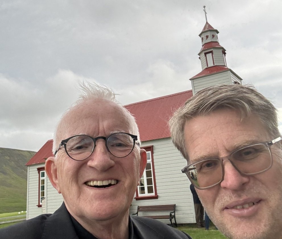 Séra Karl V. Matthíasson og Friðrik Þór Jónsson við Goðdalakirkju.