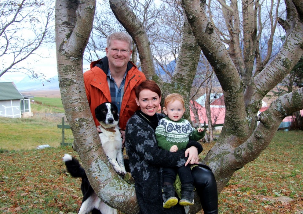 Karl Jónsson, Guðný Jóhannesdóttir, ásamt Þórhalli Jóni (Halla) syni sínum og heimilishundinum að Öngulsstöðum. Ljósm./BÞ