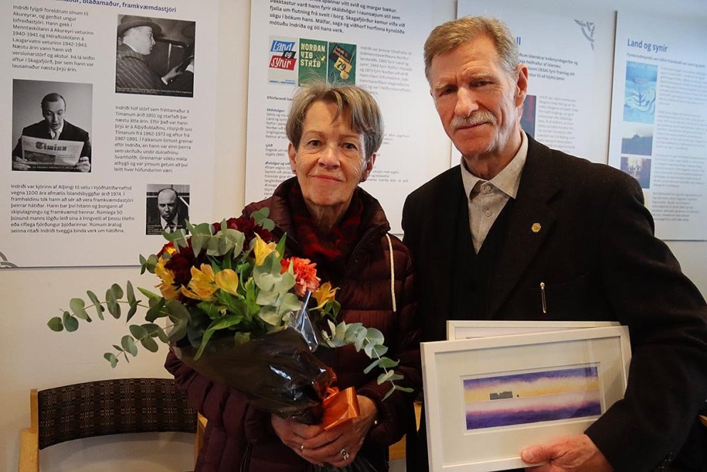 Kalli og Anna Bára Sigurjónsdóttir kona hans með verðlaunin. MYND: ÓAB
