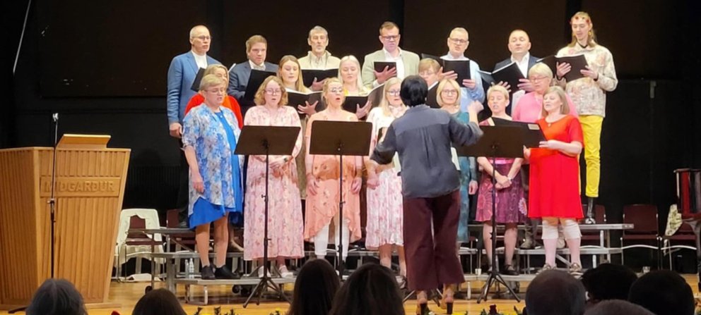 Myndin er tekin á tónleikum kórsins í sumar. MYND AÐSEND
