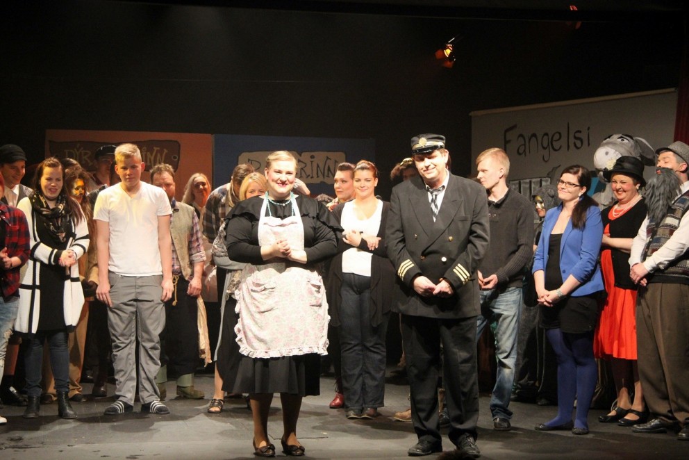 Leikhóp Kardemommubæjar var ákaft fagnað að lokinni frumsýningu í Bifröst. Ljósm./BÞ