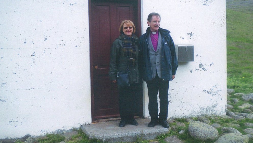 Biskupshjónin framan við dyr Ábæjarkirkju. Mynd aðsend.