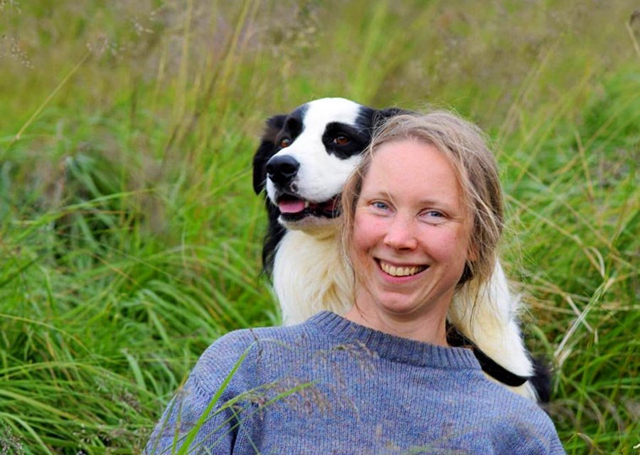 Karólína ásamt góðum vini. MYND AF HÚNAHORNINU