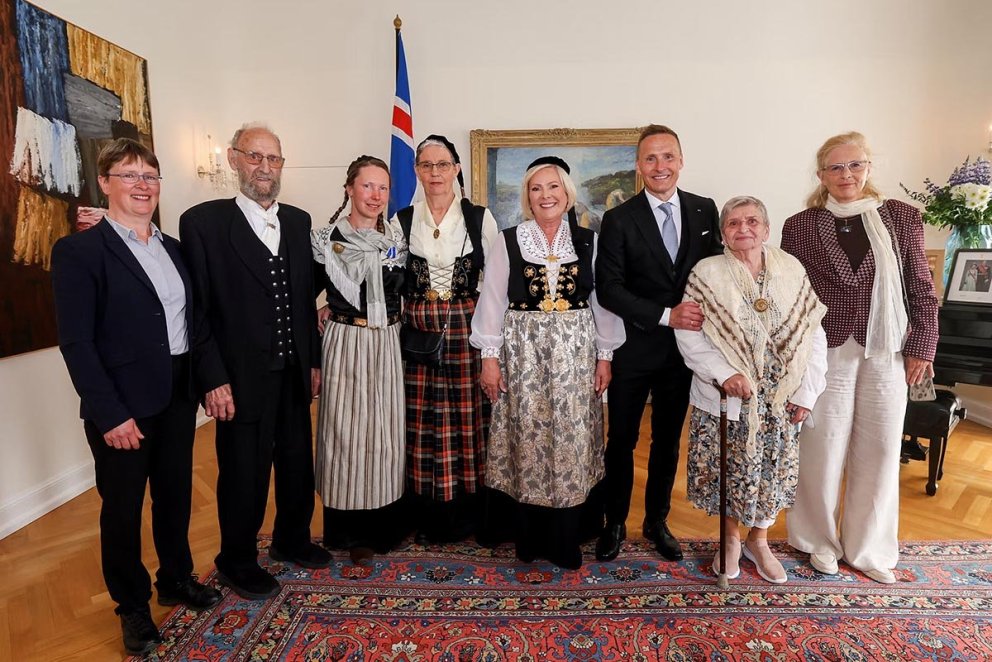 Föruneyti Karólínu á Bessastöðum. Frá vinstri: Matthildur Hjálmarsdóttir Þambárvöllum, Guðjón Vigfússon Húsatóftum, Karólína, Valgerður Auðunsdóttir Húsatóftum, þá forsetahjónin Halla og Björn, Sigurlaug Ólafs-dóttir frá Miklabæ og loks Stefanía Þorgeirsdóttir Keldum.   MYND AF FORSETI.IS