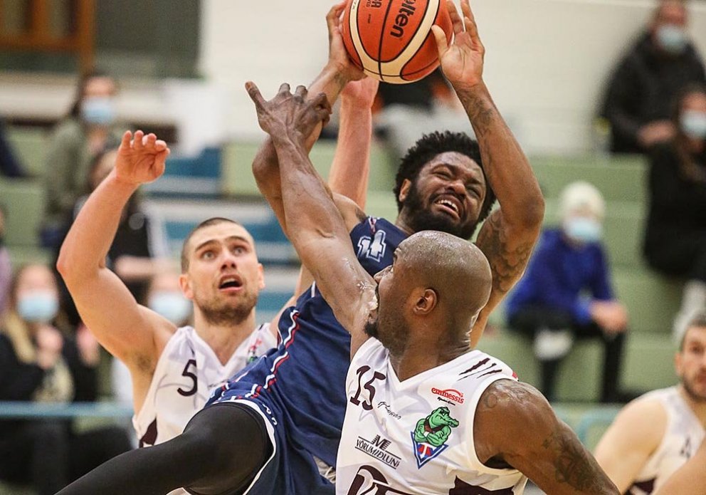 Keflvíkingar sækja að körfu Tindastóls. MYND: HJALTI ÁRNA