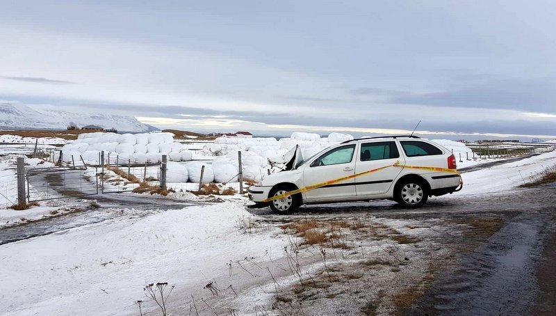 Bíllinn skemmdist mikið og ökumaður slapp við alvarleg meiðsli. Mynd: FE.