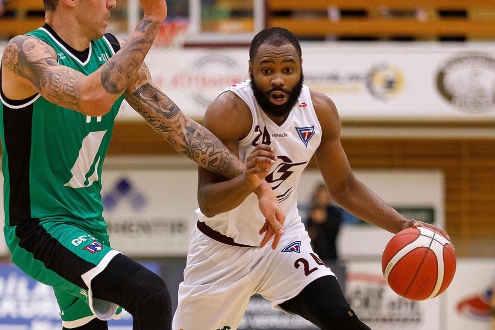 Keyshawn var með 12 stig í gær en hitti engu 3ja stiga skoti í fjórum tilraunum. MYND: DAVÍÐ MÁR