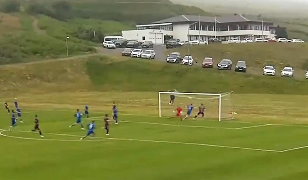 Jóhann Daði, lengst til hægri, við það að taka flugið. SKJÁSKOT