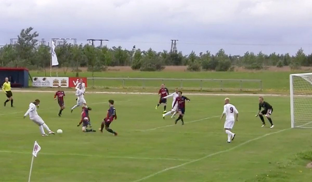 Vilhjálmur Kaldal neglir að marki heimamanna og tryggir Stólunum stigin þrjú.  MYND: SKJÁSKOT