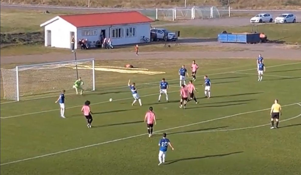 Húnvetningar minnka muninn með skoti frá vítapunkti. SKJÁSKOT