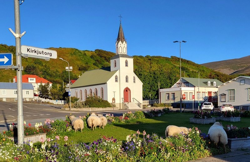 Veisluborð á Kirkjutorginu á Sauðárkróki. Mynd: PF.