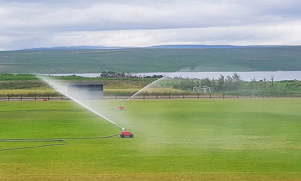 Iðagrænn Kirkjuhvammsvöllur vökvaður í báða enda. MYND AF AÐDÁENDASÍÐU KORMÁKS
