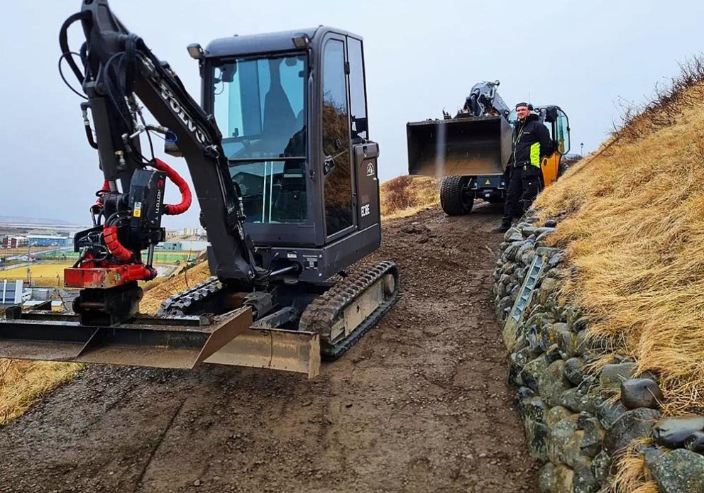 Vinnuvélar á fullu við efri beygjuna á Kirkjustígnum. MYND AF FB-SÍÐU Þ. HANSEN