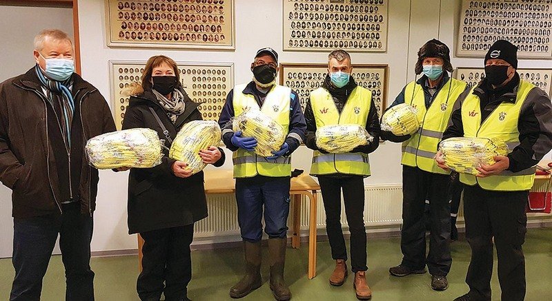 Frá afhendingunni. Hinir grímuklæddu eru frá vinstri: Óskar Björnsson, skólastjóri, Ragnheiður Matthíasdóttir, deildarstjóri yngsta stigs, Gunnar Línberg Sigurjónsson, kjörforseti Kiwanisklúbbsins Drangeyjar, Sigurbjörn Bogason, þjónustustjóri hjá VÍS, Ingólfur Guðmundsson og Emil Hauksson Kiwanisfélagar. Mynd: PF.