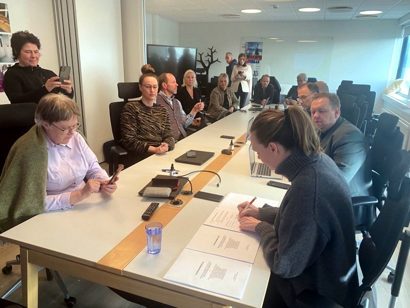 Frá undirritun í húsnæði ríkissáttasemjara að morgni 10. júní 2023. Mynd af bsrb.is.