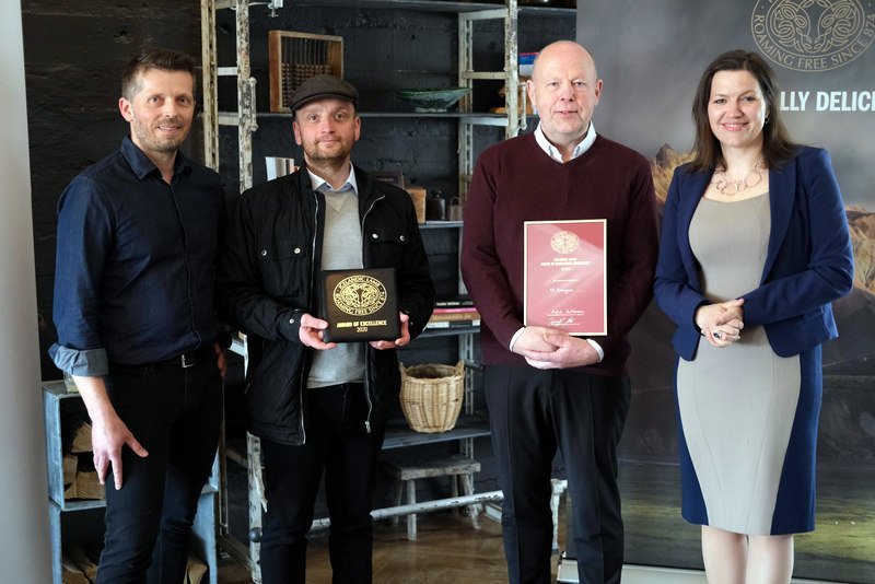 Stefán Ingi Svansson, matreiðslumaður, og Tómas Árdal, eigandi KK restaurant, taka við viðurkenningu úr höndum Péturs Sæmundssonar, fulltrúa dómnefndar og frú Elizu Reid forsetafrúar. Aðsend mynd.