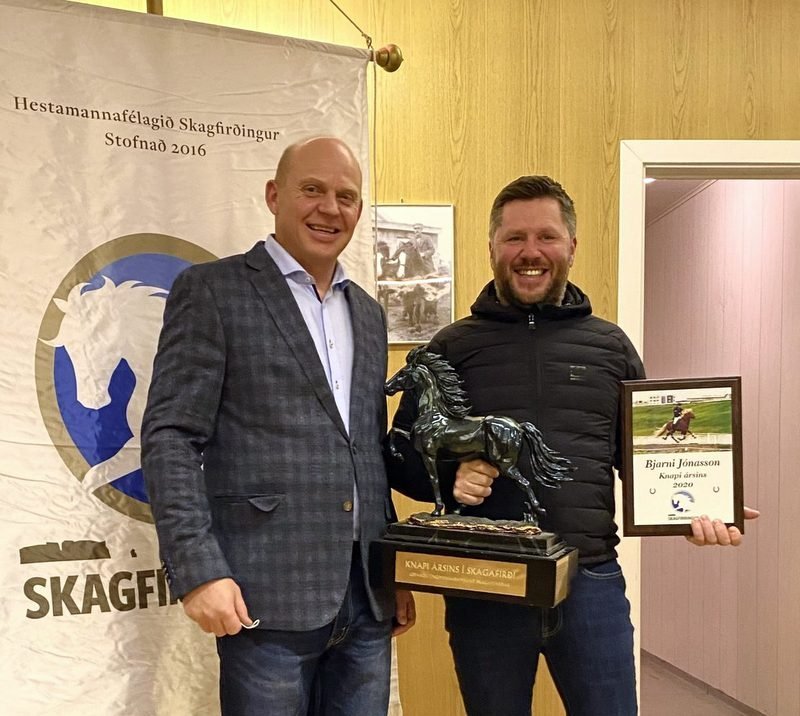 Knapi ársins hjá Skagfirðingi, Bjarni Jónasson, tekur við viðurkenningum úr hendi Elvars Einarssonar, formanns félagsins. Mynd: Skagfirðingur.is.