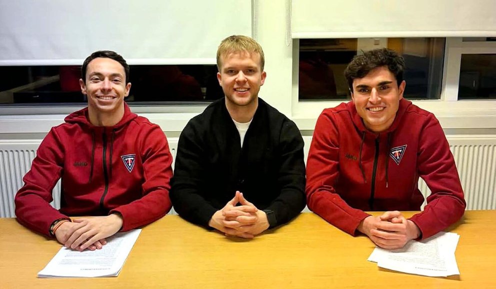 David og Manu ásamt Jóhanni Daða formanni knattspyrnudeildar Tindastóls. MYND AF NETINU