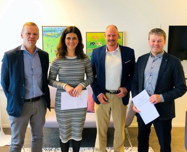 Við undirritun viljayfirlýsingar um uppbyggingu koltrefjaframleiðslu í Skagafirði 27. maí sl. F.v. Gísli Sigurðsson, Þórdís Kolbrún Reykfjörð Gylfadóttir, Stefán Vagn Stefánsson,og Sigfús Ingi Sigfússon. Aðsend mynd.
