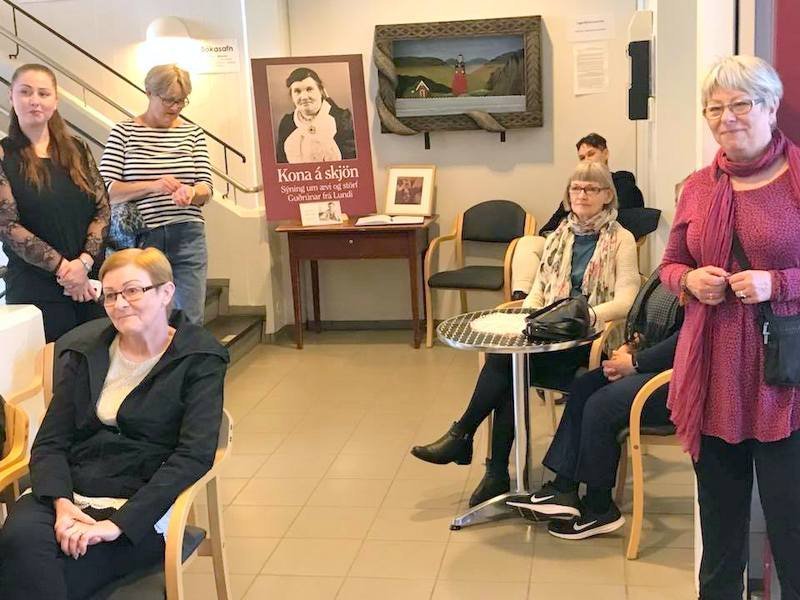 Frá opnun sýningarinnar Kona á skjön á Egilsstöðum. Mynd: KSE.