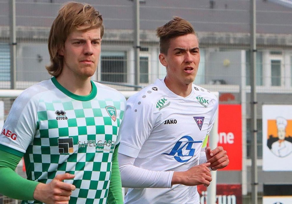 Konni tryggði sigurinn af punktinum á 86. mínútu. Hér er hann ásamt ónefndum kappa í liði Augnablika á Sauðárkróksvelli fyrr í sumar. MYND: ÓAB