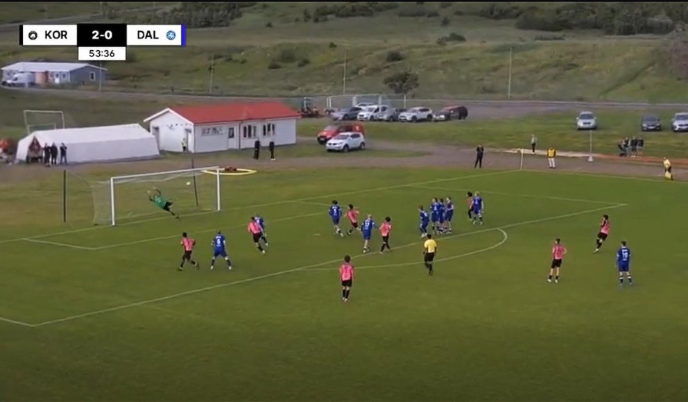 Manu skorar þriðja markið beint úr aukaspyrnu. SKJÁSKOT