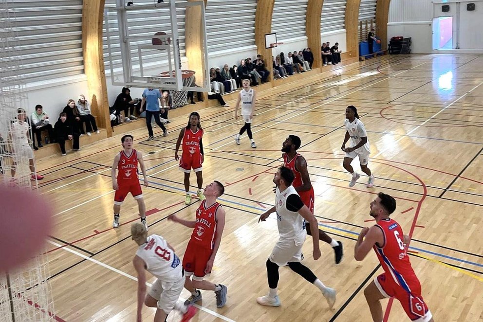 Frá leik Snæfells og Þórs sem fram fór á Skagaströnd á laugardaginn. Á áhorfendabekknum má sjá unga iðkendur sem tóku þátt í námskiði. MYND AF FACEBOOK