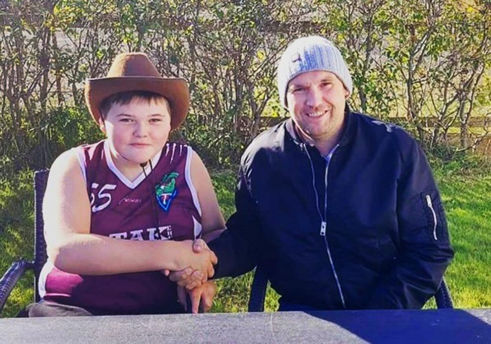 Hlífar Óli og Dagur pabbi hans handsala samninginn. MYND AF VEF KKD. TINDASTÓLS