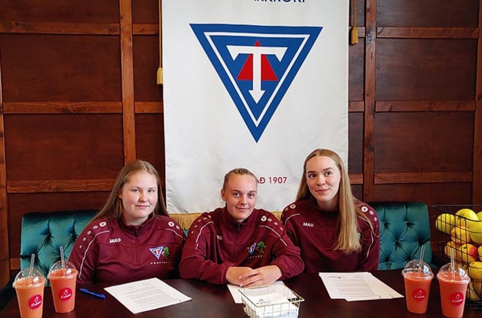 Fanney, Eva og Inga við undirritun samninganna í Lemon á Króknum fyrr í dag. MYND:  TINDASTÓLL